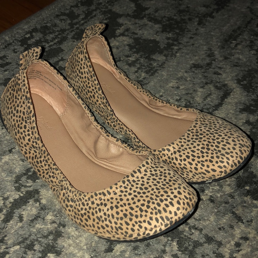 Universal Thread Cheetah Flats